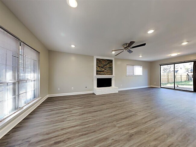 Foto del edificio - 3215 Sycamore Springs Dr