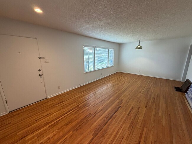 Foto del edificio - 3-Bedroom Home for Rent in El Camino Village | 2-Car Garage & Private Backyard