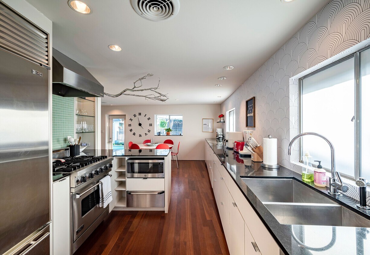 Foto del edificio - 6119 Waltway Dr