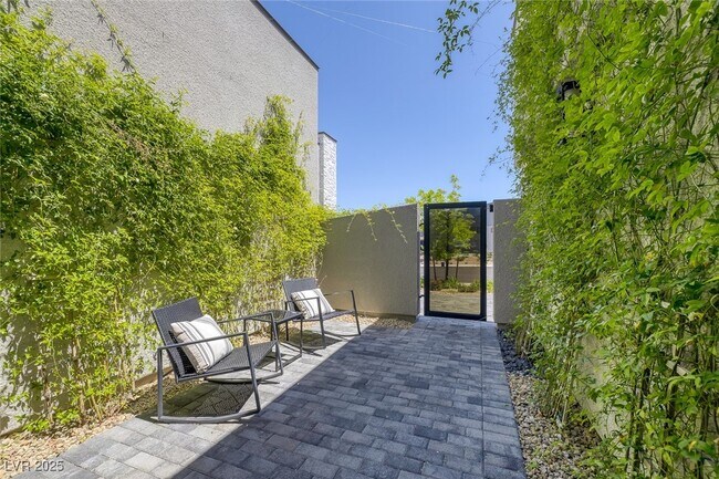 Foto del edificio - 787 Willits St