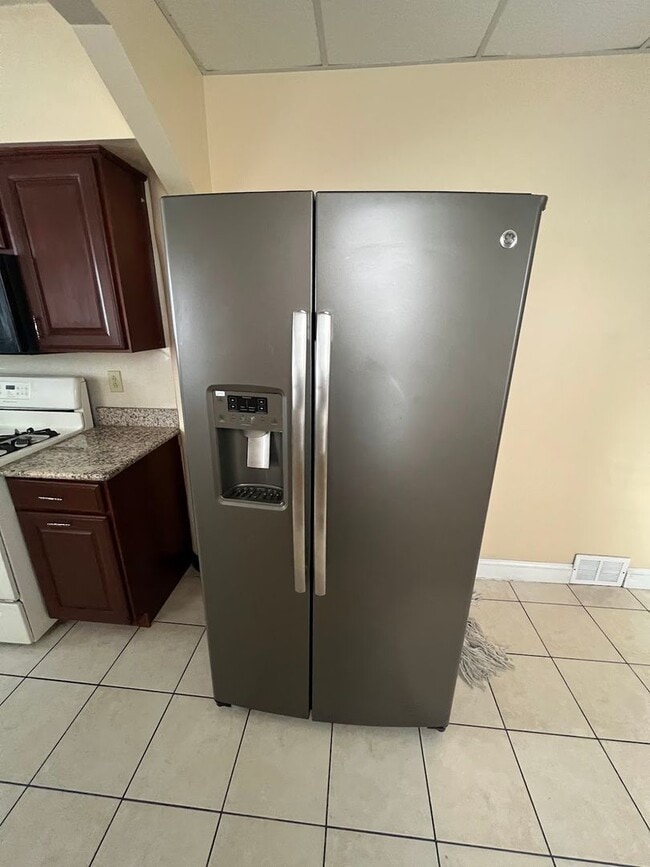 Building Photo - FOR RENT – West Reading