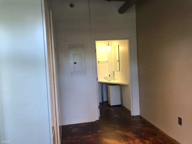 Building Photo - 2064 Herschel St