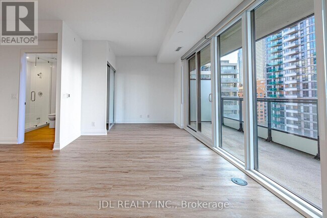 Photo du bâtiment - 65 Broadway Ave