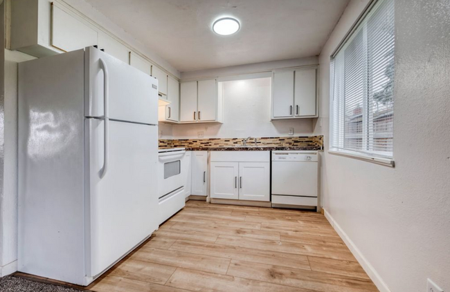 Building Photo - 522 River Loop 2