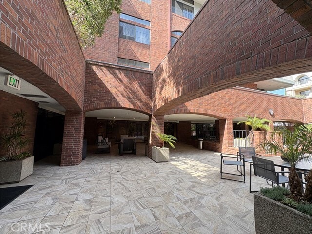 Foto del edificio - 200 N Swall Dr