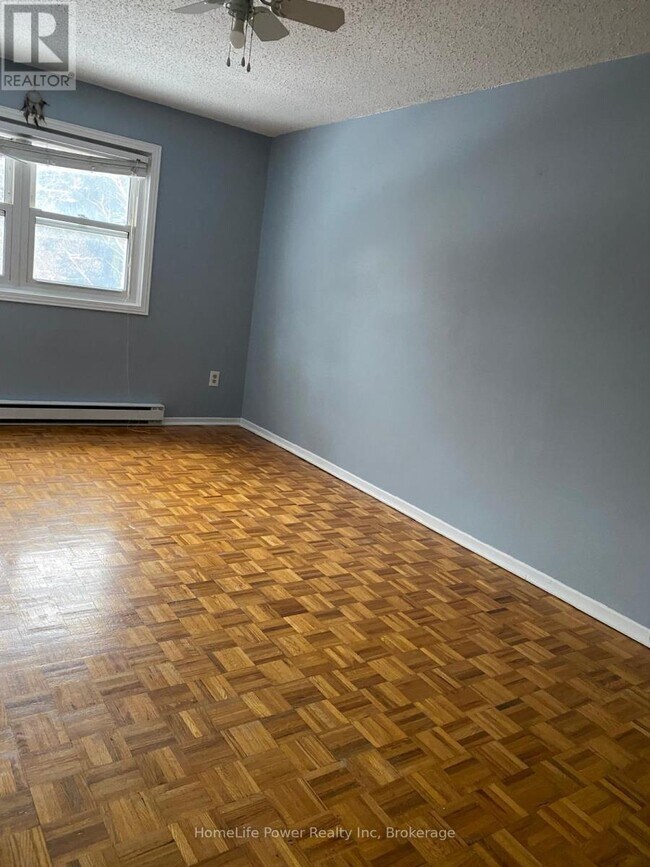 Building Photo - 653 Albert St