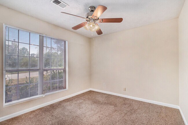 Building Photo - 3 bdrm, 2 bath in Stone Mountain