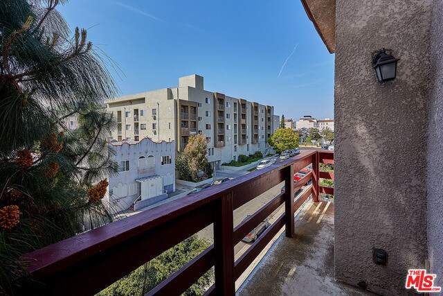 Building Photo - 970 S Kingsley Dr