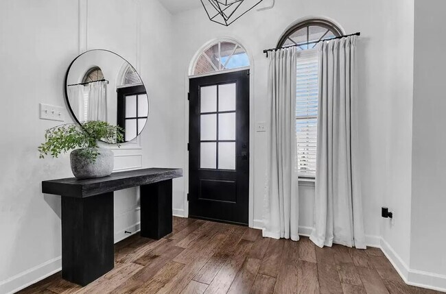 Foto del edificio - 8847 Yorktown Dr