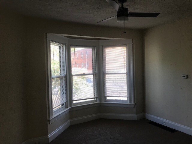 Sala de estar - 3530 Shaw Ave