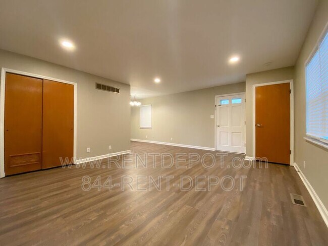 Building Photo - 2806 Ridgewood Dr.