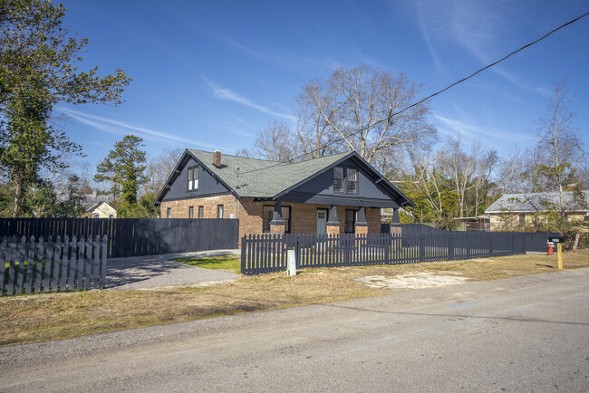 Building Photo - 227 Kershaw St NE
