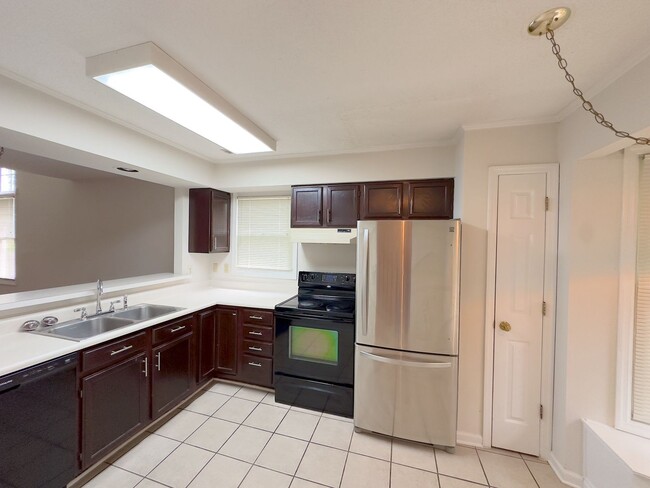 Building Photo - Knoxville 37922 - Beautiful 3 bedroom cond...