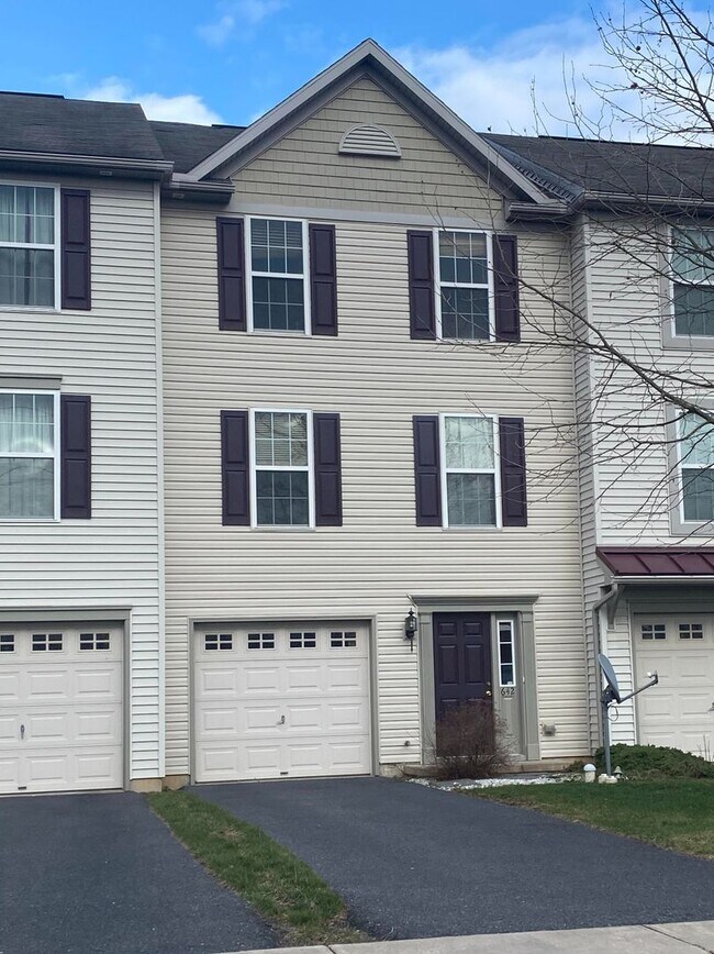 Building Photo - Modern and Sleek Three Bedroom Townhouse