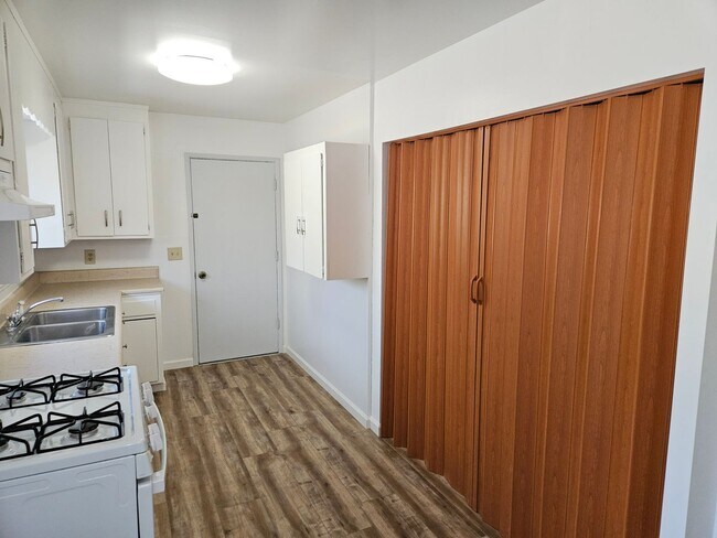 Building Photo - 2 Bedroom 1 bathroom duplex