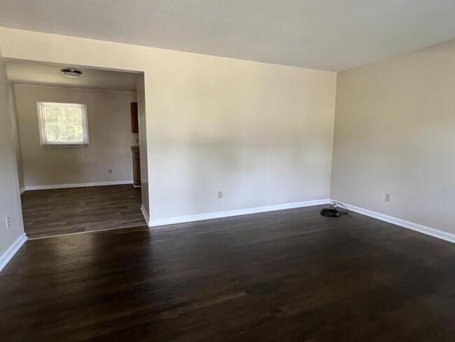 Building Photo - AVAILABLE 1/1/2025: 3 Bedroom home with la...