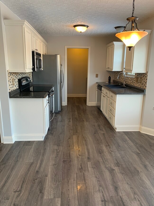 Building Photo - 9012 Ellersly Dr