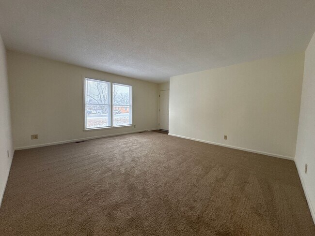 Building Photo - Charming 2-Bedroom Brick Duplex with Spacious Yard in Lebanon