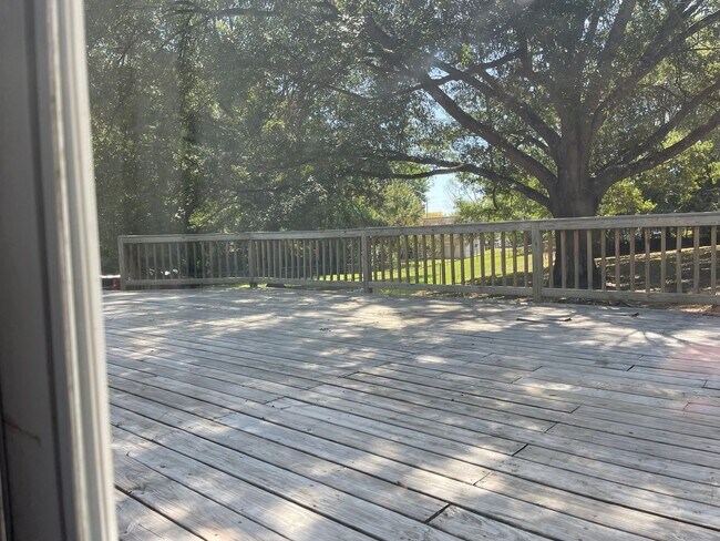 Building Photo - 3 bed, 2 bath large and flat fenced yard