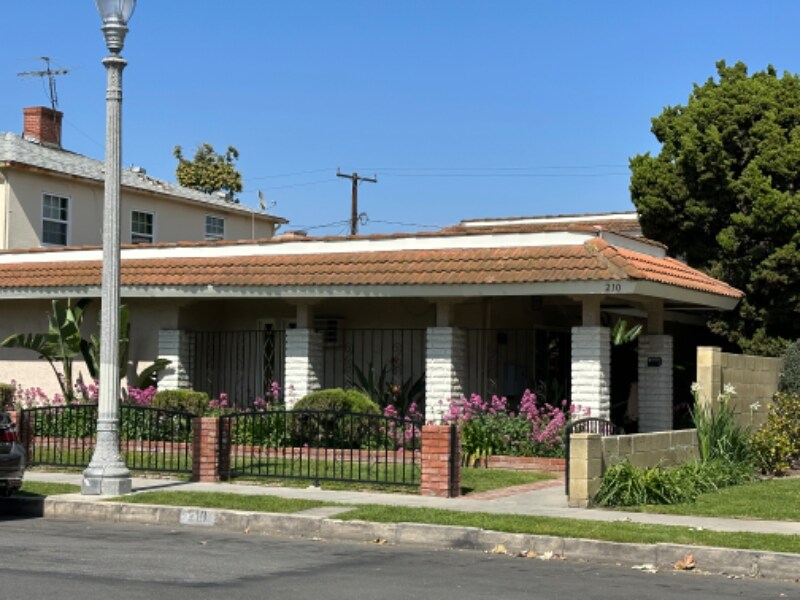 Foto principal - 210 S Illinois St