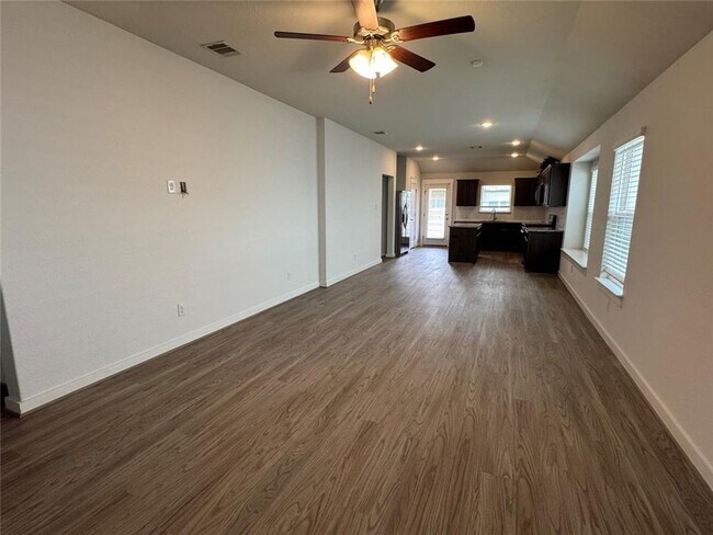 Building Photo - Move-in Ready in sought-after Larkspur Community!
