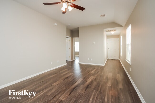Foto del edificio - 6302 Mountain Pines Ln
