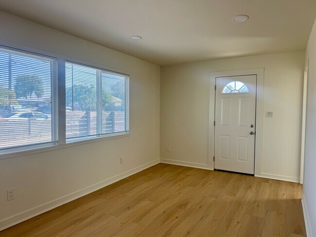 Building Photo - 2470 Hardy Dr