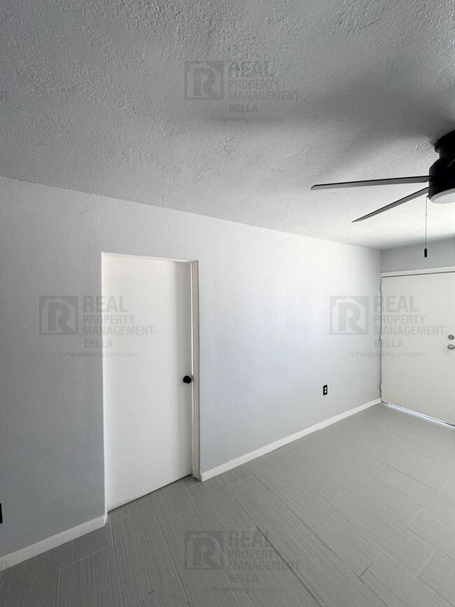 Building Photo - 609-611 1/2 Limited Ave