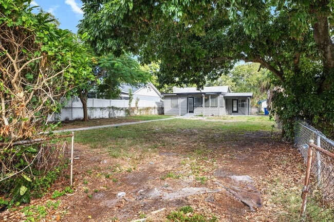 Foto del edificio - $25 Drive by & Apply 2 Beds 2 Bath House * Large Living/Dining + Bonus Room and Yard** Move in by...