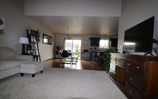 Building Photo - Large 3 Bedroom 2 Bath Townhouse style Duplex