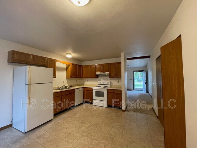 Building Photo - 630 Carol Ann Dr
