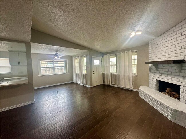 Foto del edificio - 8818 Fern Valley Dr