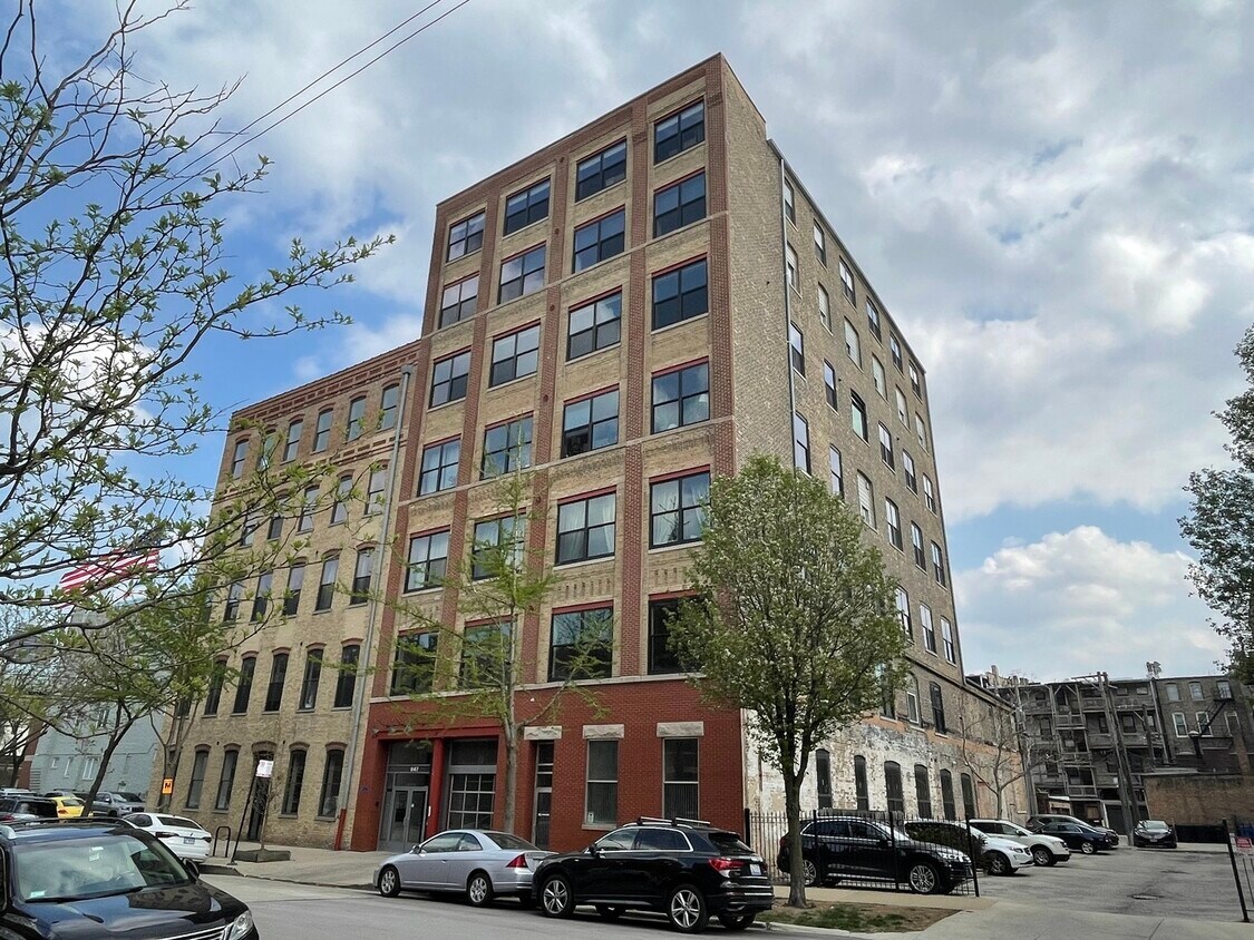 Primary Photo - 1147 W Ohio St
