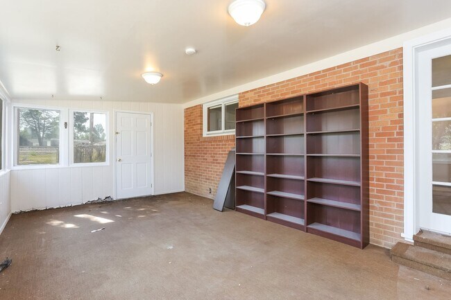 Building Photo - 2408 Lake Dr