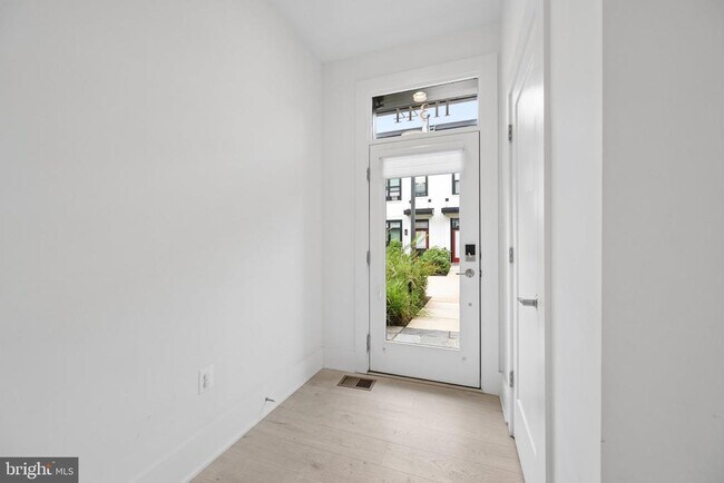 Foto del edificio - 11344 Emerald Park Rd