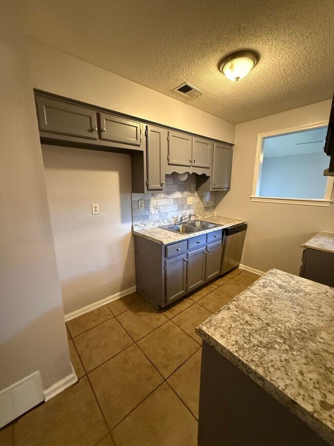 Foto del edificio - Charming 3-Bedroom Home in Southeast Memph...