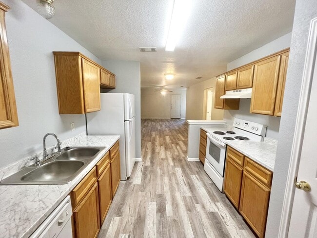 Foto del edificio - AVAILABLE NOW!