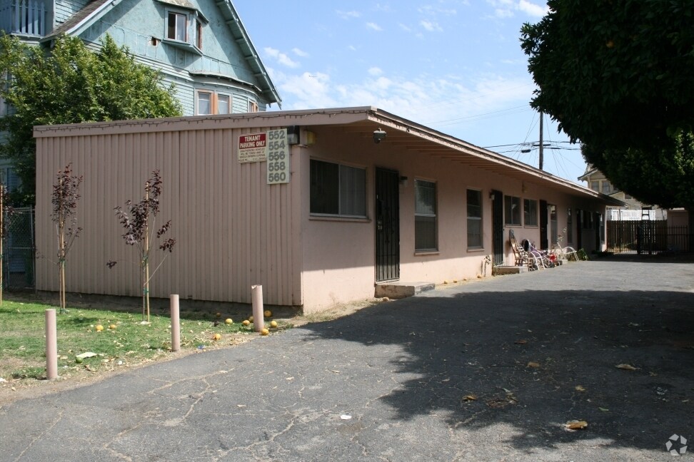 Building Photo - 552-560 W 40th Pl