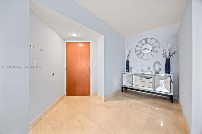 Foto del edificio - 6365 Collins Ave