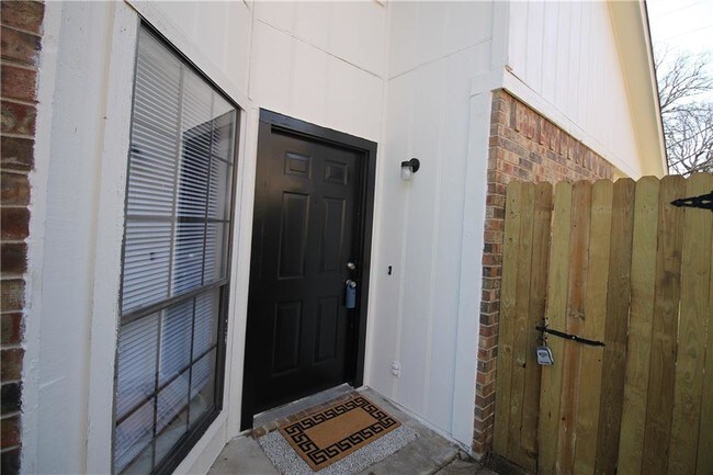 Building Photo - 1314 Azalia Bend