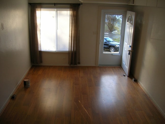 Building Photo - 308 Valley Rd Extension