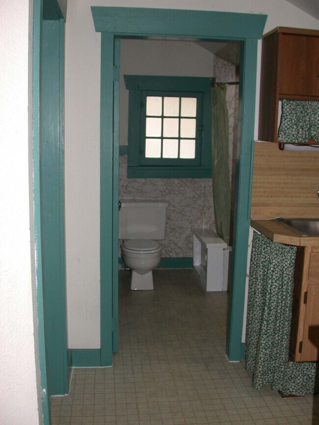 Bathroom - 706 Dupont St
