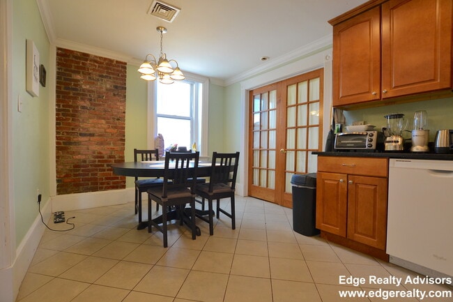 Building Photo - 18 Sutherland Rd