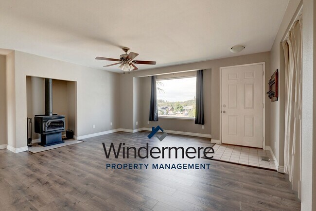 Foto del edificio - 3 Bedroom/2 Bath with garage home (Pet Neg...