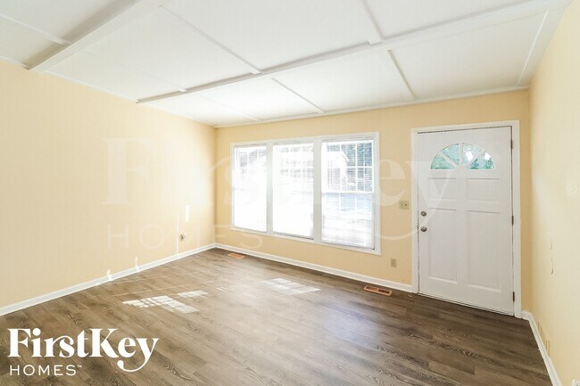 Building Photo - 2450 Rolling View Dr