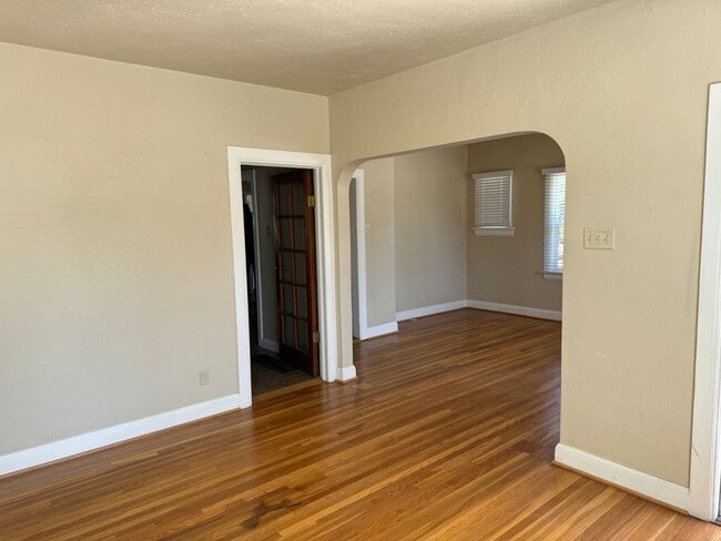 Building Photo - Charming South West Home!