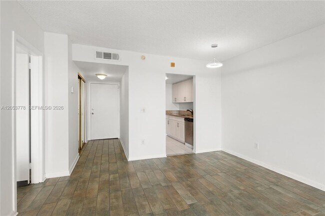 Foto del edificio - 2350 NE 135th St
