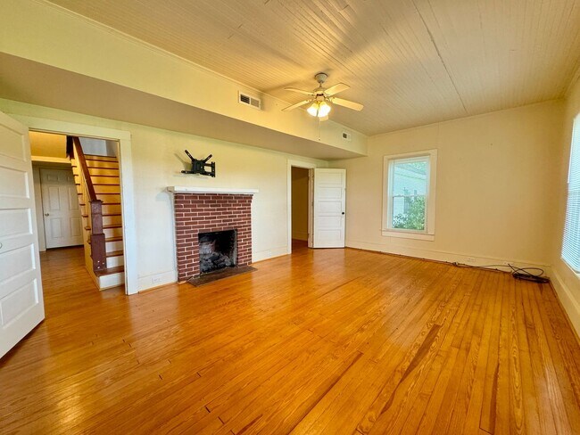 Foto del edificio - Large Home with Tons of Space for Rent