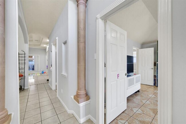 Building Photo - 8930 Edgebrook Dr