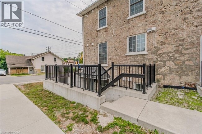 Building Photo - 58 Beverly St